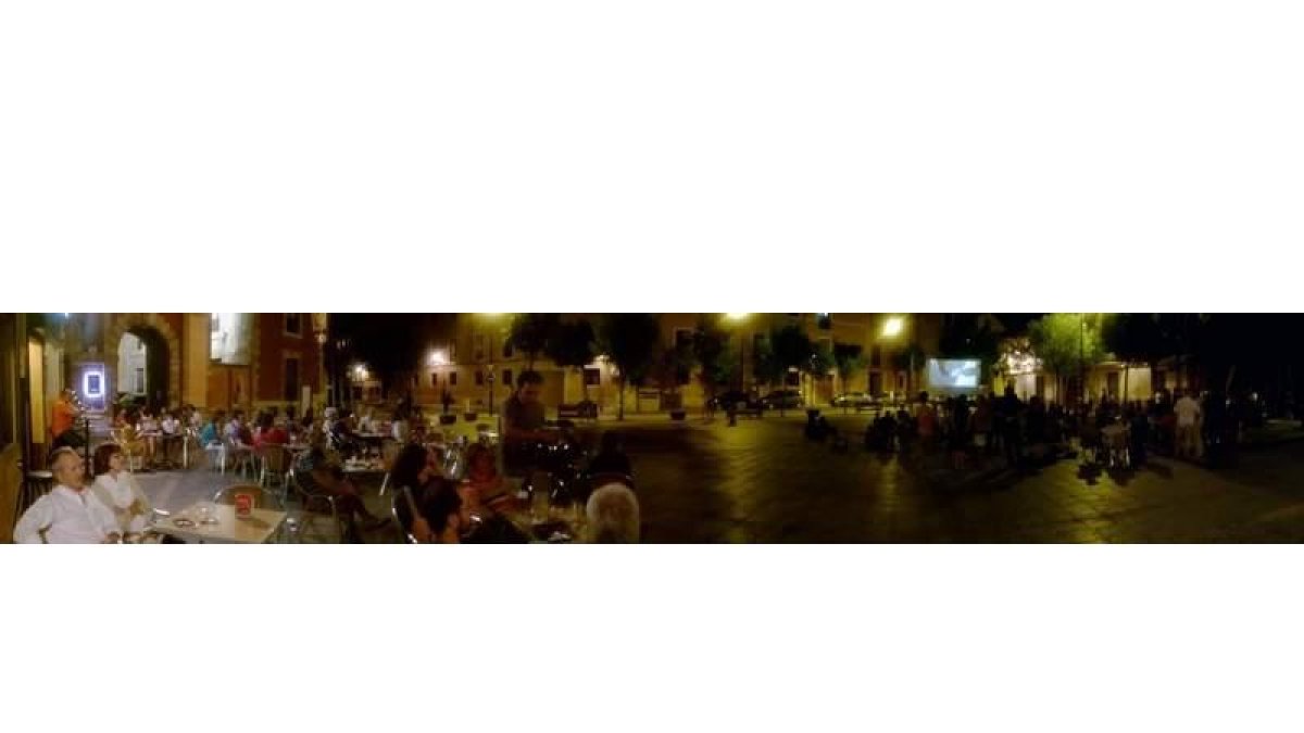 Reciente proyección, en la leonesa plaza de Santo Martino, de algunas de las películas ganadoras en el festival vallisoletano Rodinia (pulse sobre la imagen para ampliar).