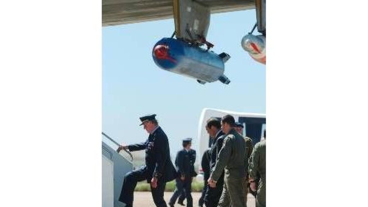El Rey sube a un avión durante su visita a la base de Morón
