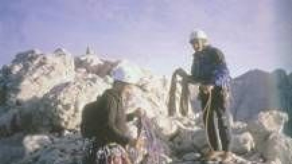 El montañero, a la derecha, en el pico del Naranjo de Bulnes
