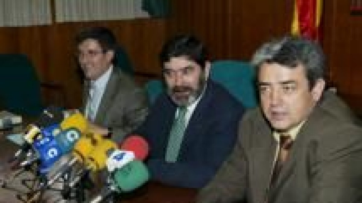 De izquierda a derecha, Francisco Fernández, Ángel Penas y Miguel Martínez que se reunieron ayer