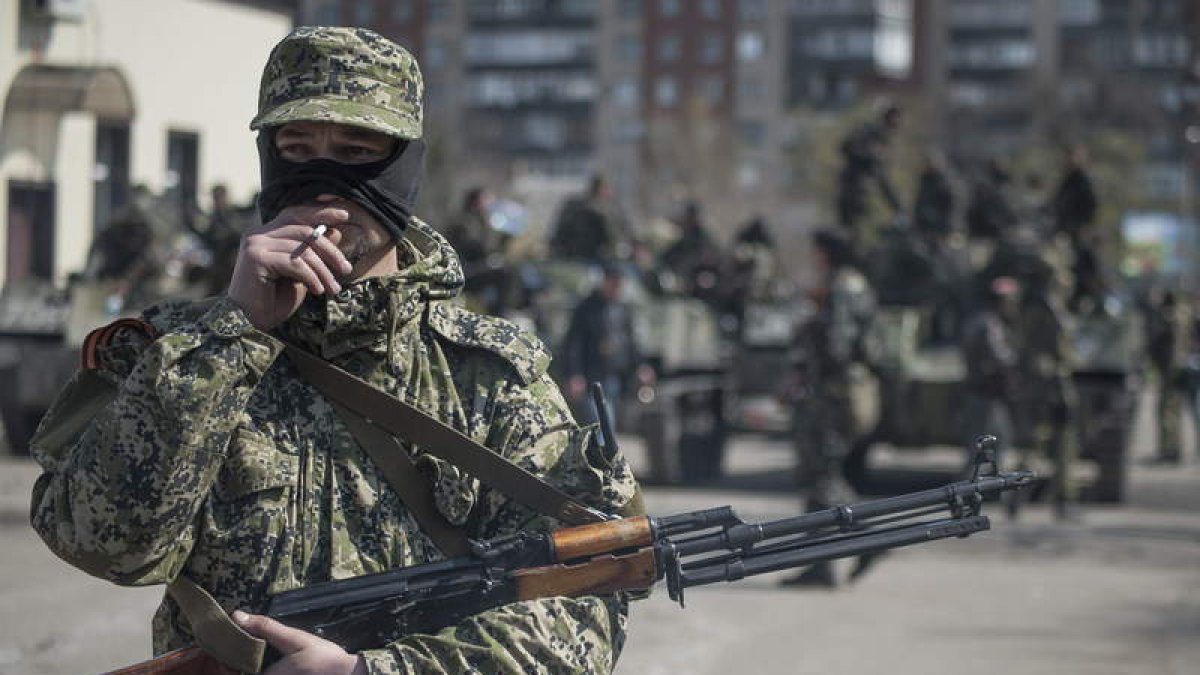 Un prorruso armado se fuma un cigarrillo en Sláviansk, en la región ucraniana de Donetsk.