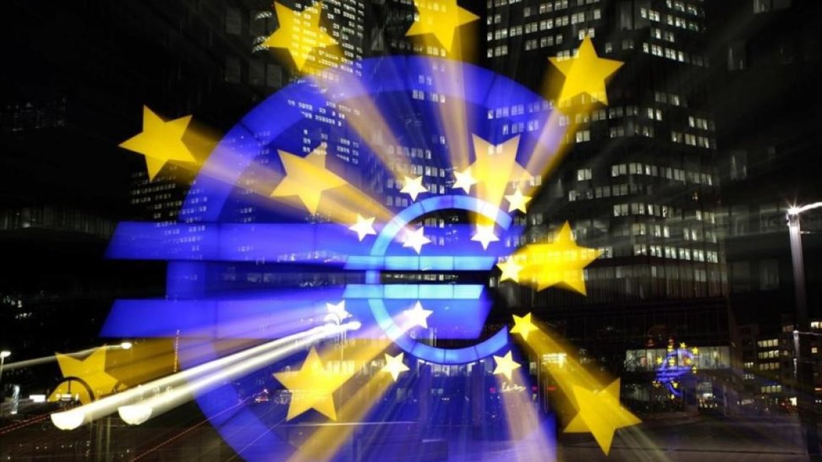 Símbolo del euro iluminado, ante la sede del Banco Central Europeo en Fráncfort.