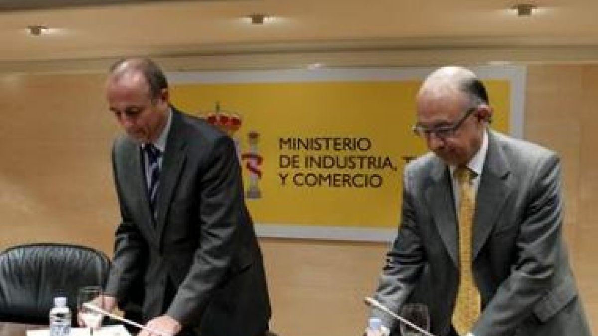 Miguel Sebastián y el portavoz económico del PP, Cristóbal Montoro, durante la reunión.