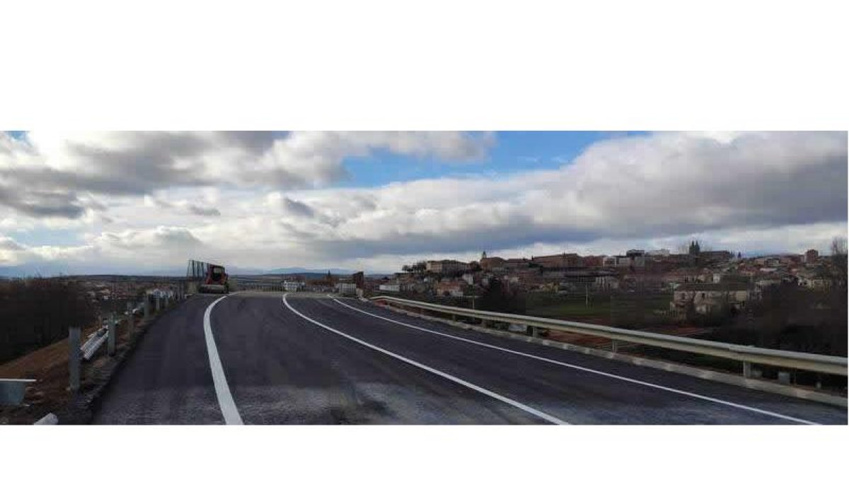 El desplome del talud tuvo lugar el 2 de febrero y, dada la graImagen que presenta estos días la pasarela de la N-120a con la ciudad de Astorga al fondo. DL