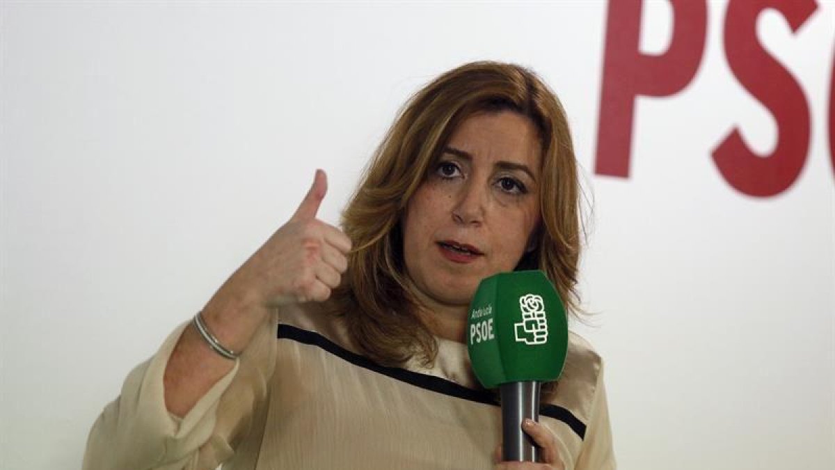La presidenta de la Junta de Andalucía, Susana Diaz (d), durante la cena organizada por el PSOE de Roquetas de Mar, con motivo del Día Internacional de la Mujer.