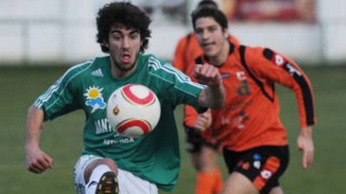 Alberto consiguió el tercer gol de la tarde en el estadio maragato de La Eragudina.