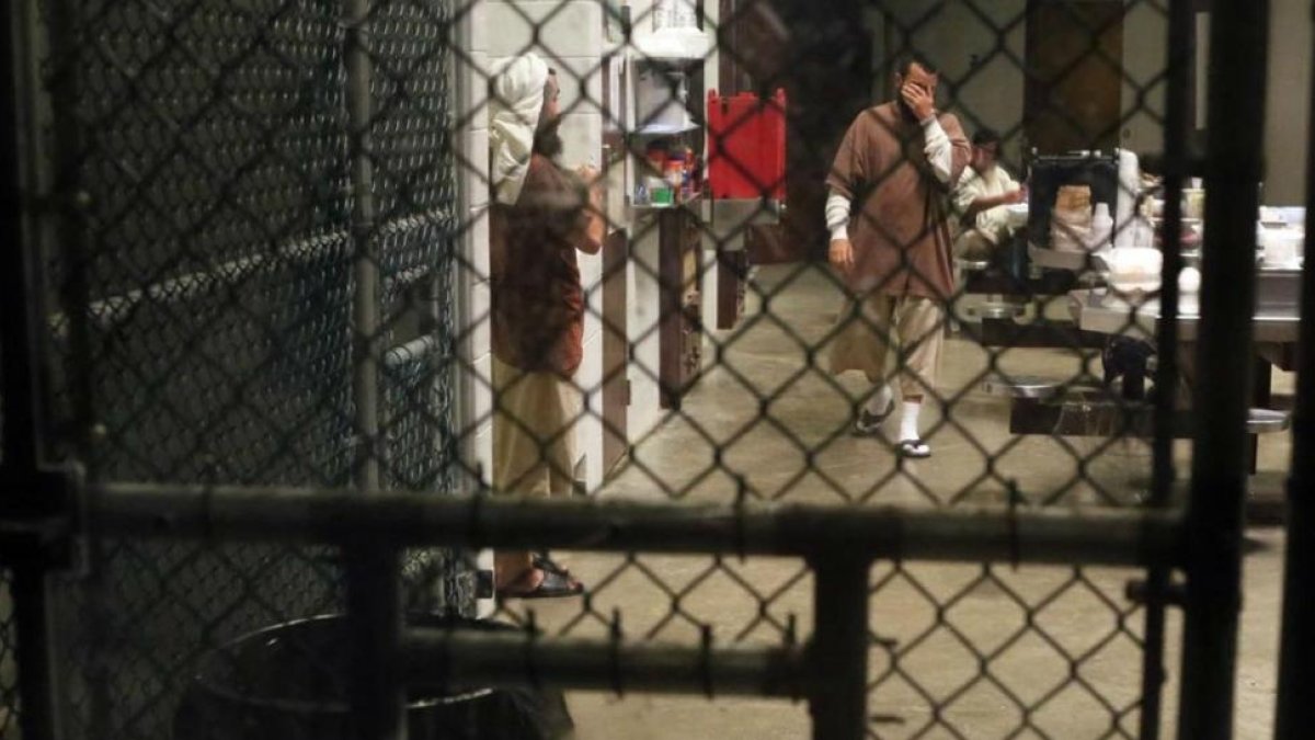 Un preso camina por el interior de una zona común en Guantánamo.