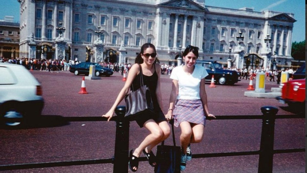 Meghan y una amiga, ante el palacio de Buckingham, cuando tenía 15 años.