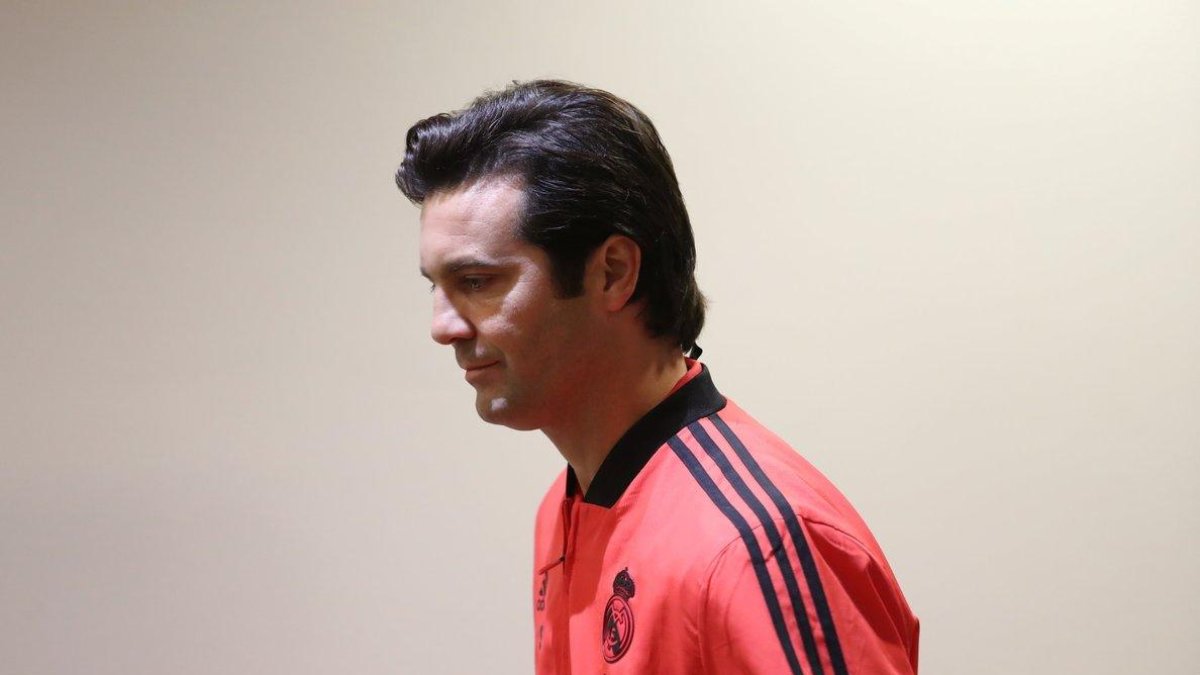 Santiago Solari, saliendo de una rueda de prensa