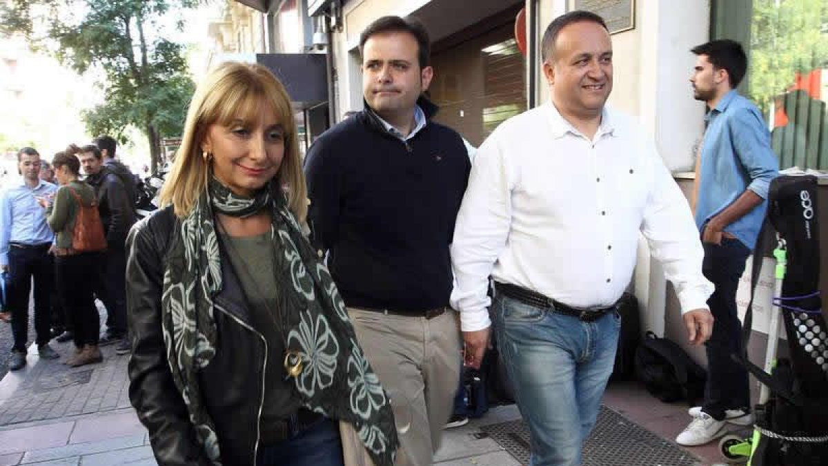 Eugenia Gancedo, Tino Rodríguez y Gerardo Álvarez Courel  dirigiéndose ayer , a la sede del PSOE en la calle Ferraz.