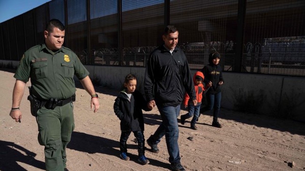 Una familia de inmigrantes detenida por la Patrulla Froteriza de los EEUU.