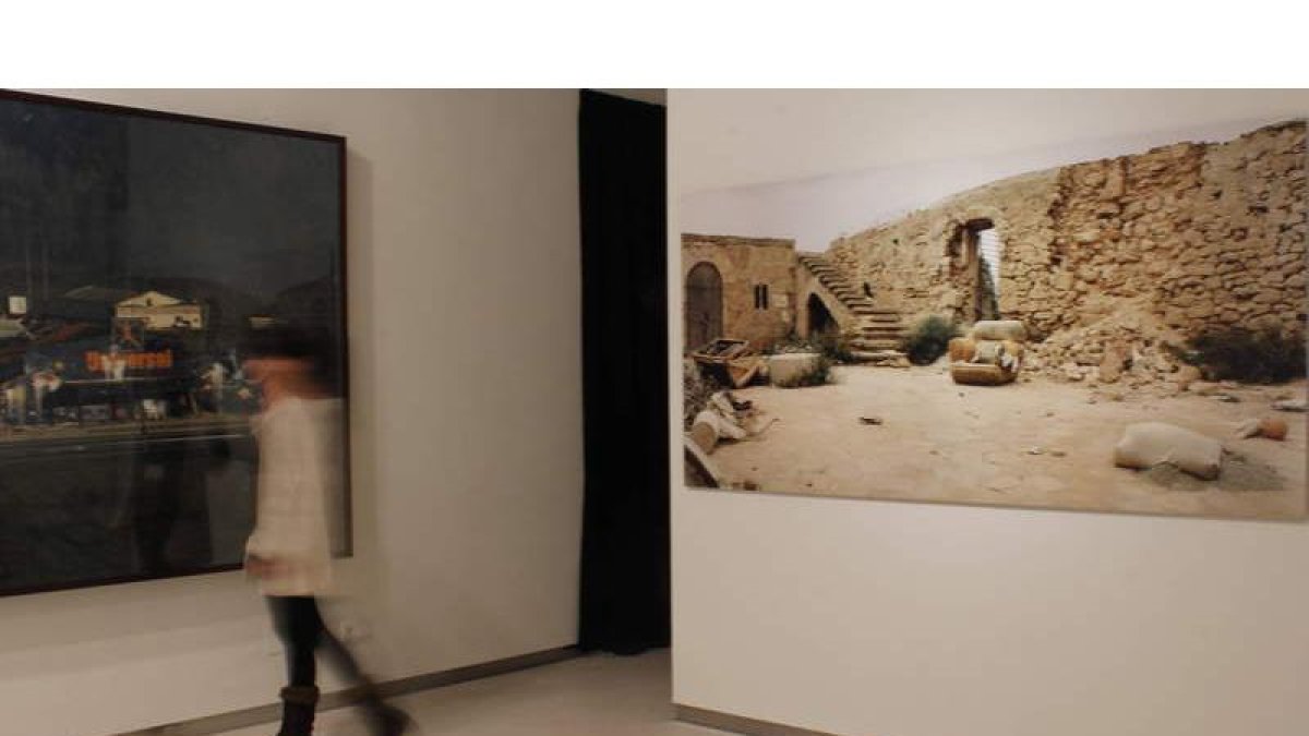 Detalle de dos de las obras de la nueva exposición que hoy inaugura la Fundación Cerezales.