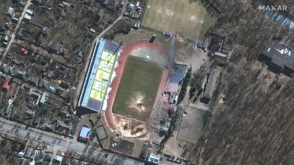 Imagen de satélite del cráter que ha dañado el estadio de Chernihiv, en Ucrania. MAXAR TECHNOLOGIES HANDOUT