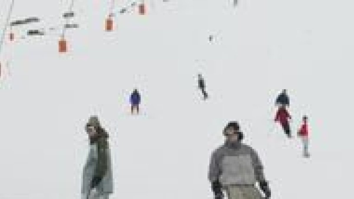 La estación de San Isidro ofrecía ayer excelentes condiciones para la práctica del esquí