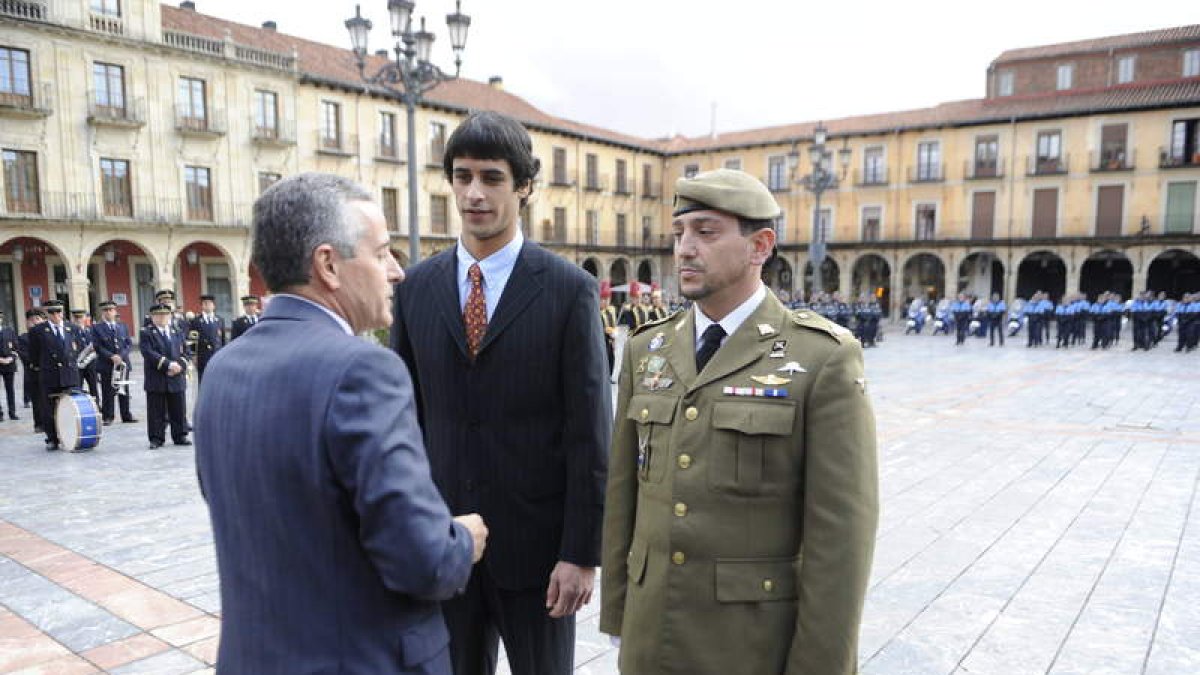 Emilio Gutiérrez impuso la medalla al mérito de la Policía Local a Juan Fernández y Santiago Pérez.