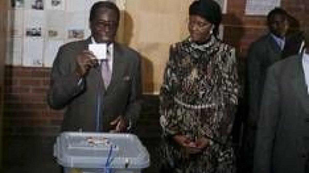 El presidente de Zimbabue, Robert Mugabe, vota junto a su mujer