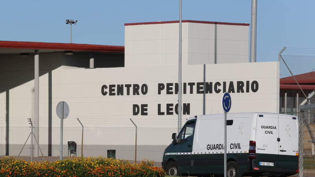 Entrada a la cárcel de Villahierro, situada en Mansilla de las Mulas. MARCIANO