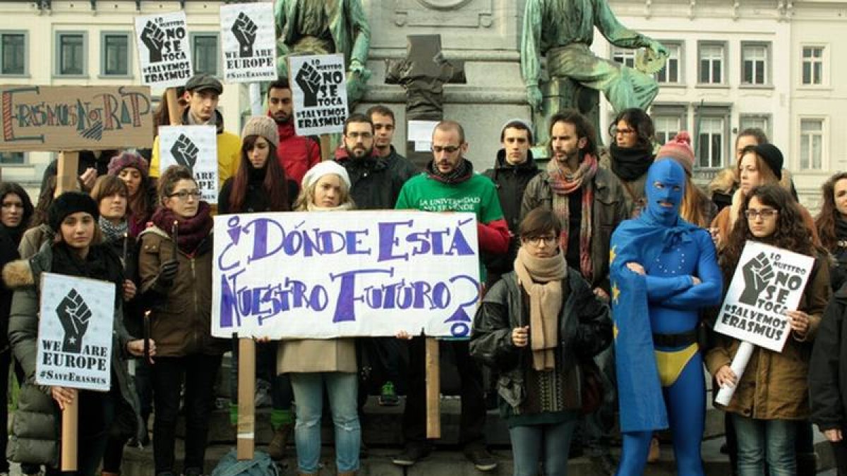 Protesta de estudiantes 'erasmus' españoles en la plaza de Luxemburgo, este sábado.