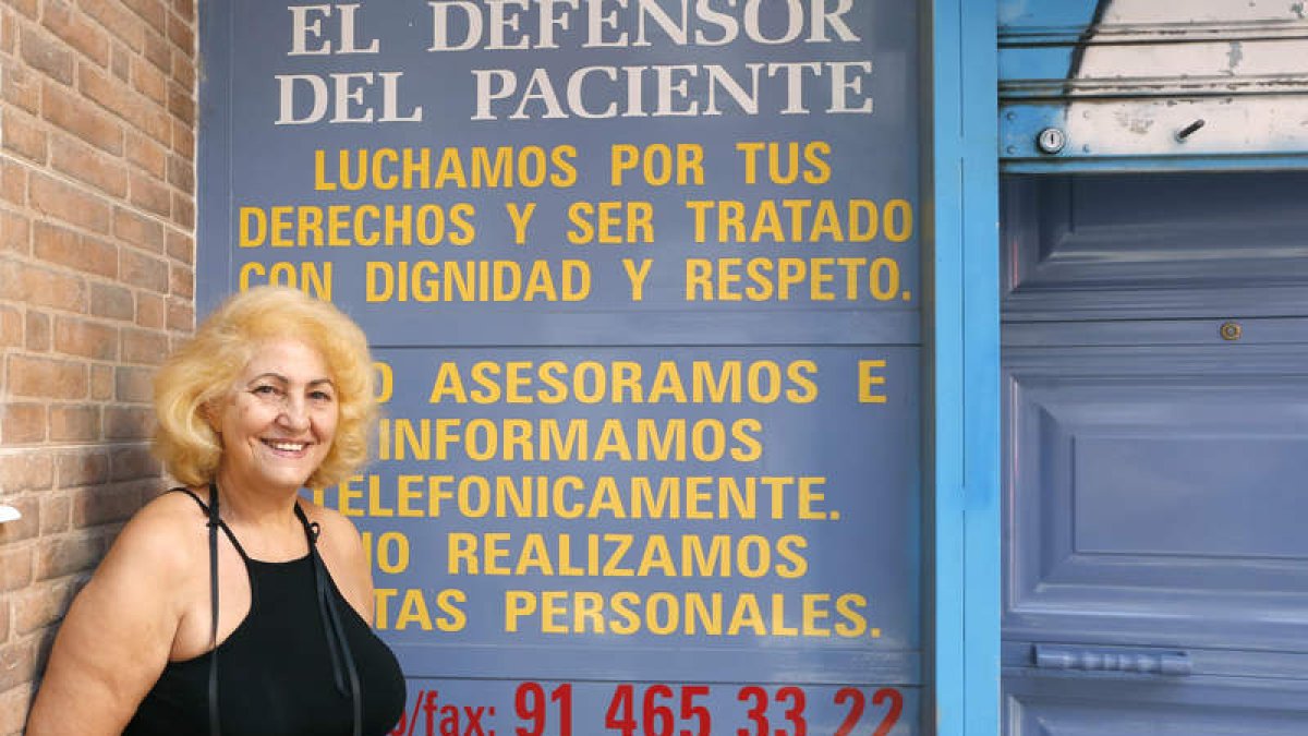 Carmen Flores, presidenta de la asociación ‘El Defensor del Paciente’ en la puerta del despacho en Madrid. RAQUEL P. VIECO