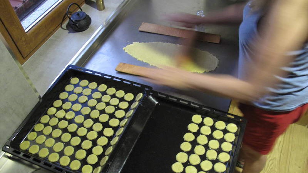 Cocinando galletas con mantequilla elaborada a base de marihuana.