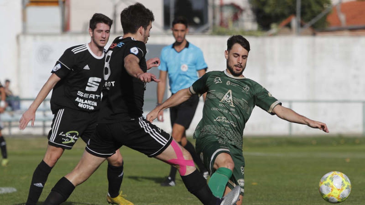 Taranilla corta el avance de un jugador del equipo burgalés. JESÚS F. SALVADORES