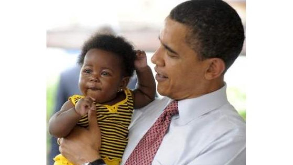 Obama posa con una niña durante su visita a Ghana.