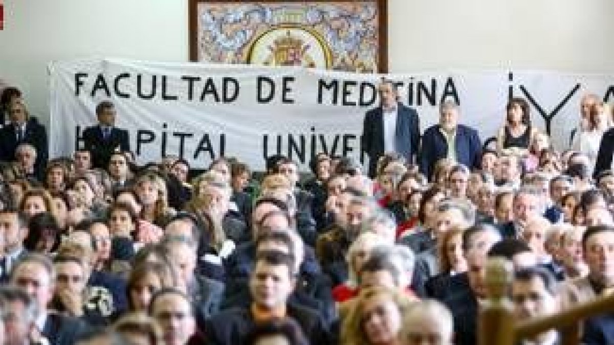 La ceremonia de toma de posesión del rector contó con una pancarta para exigir Medicina en León