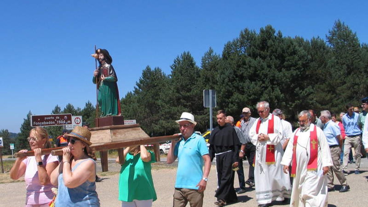 El santo en procesión por la Cruz de Ferro. M. MACÍAS