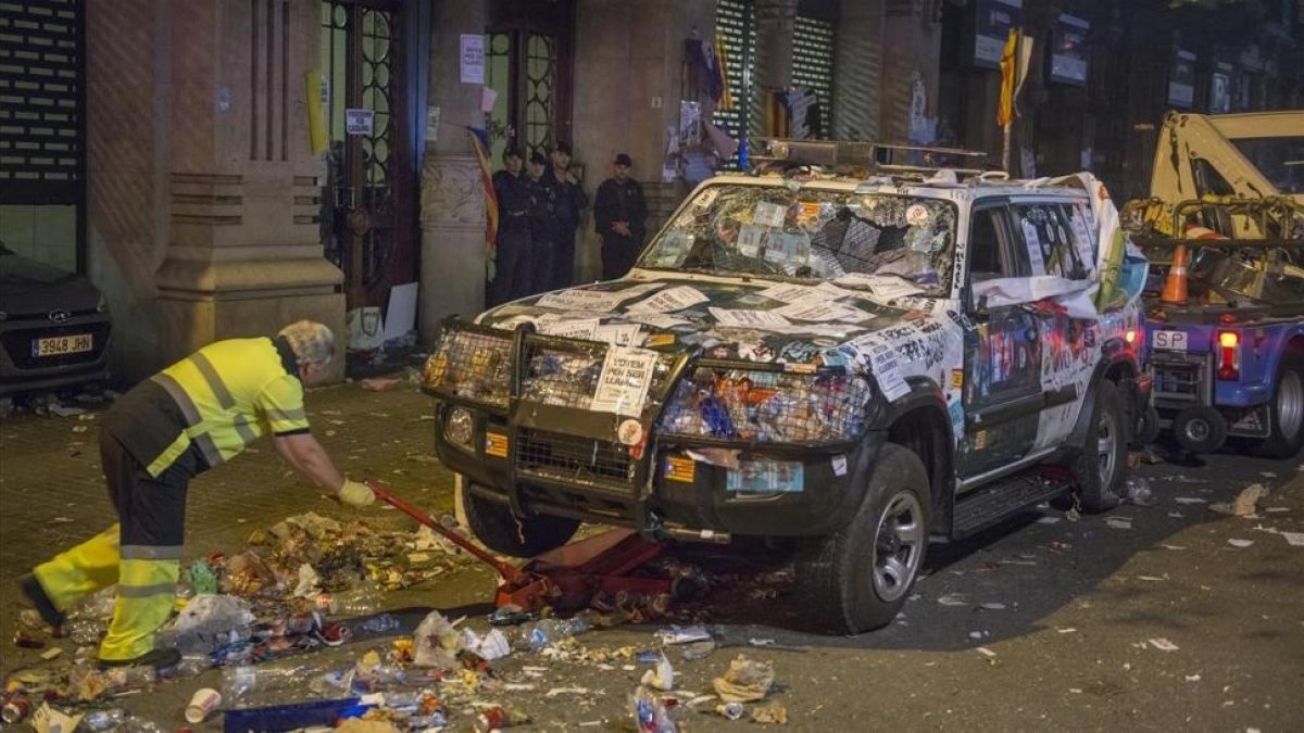 La grúa se lleva los vehículos de la Guardia Civil de la Conselleria de Economia atacados durante la protesta por las detenciones