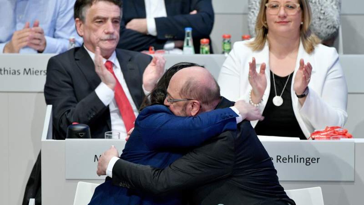 La líder del grupo parlamentario Nahles celebra con Schulz el resultado de la votación. S. STEINBACH