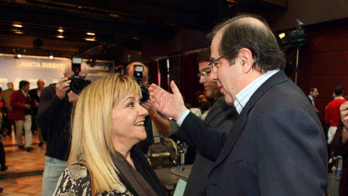 Herrera saluda a Isabel Carrasco al inicio del acto del PP autonómico.