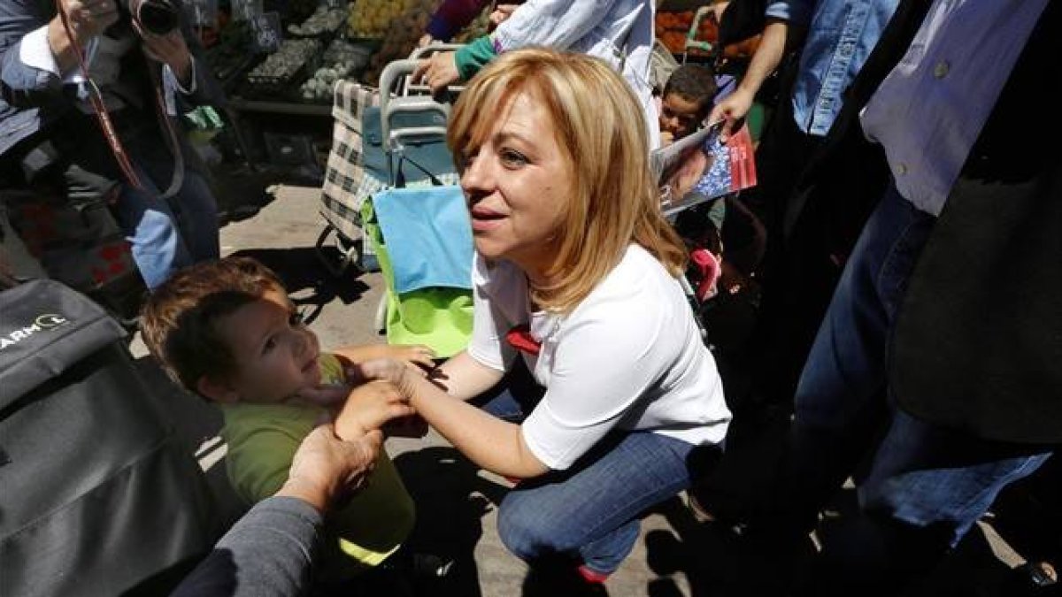 La candidata del PSOE, Elena Valenciano, en una visita a Torrejón.