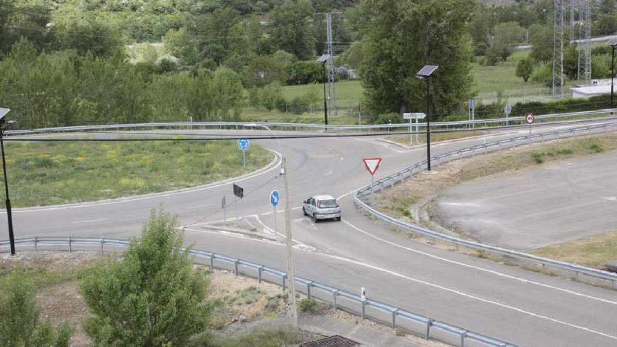 Rotonda que comunica Cistierna con Sorriba del Esla. CAMPOS