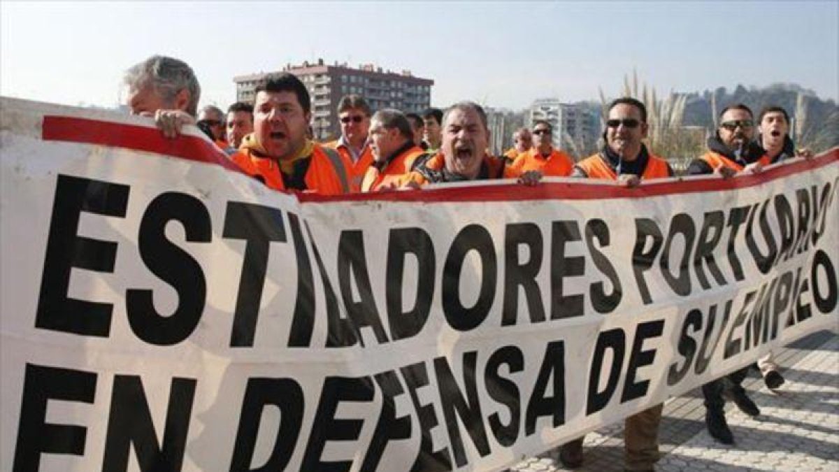 Estibadores del puerto de Pasaia (Guipúzcoa), durante una protesta.