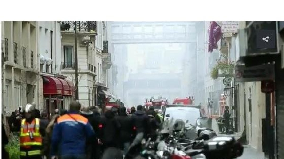 La explosión en una panadería de París ha provocado al menos cuatro muertos.  YOAN VALAT/EFE