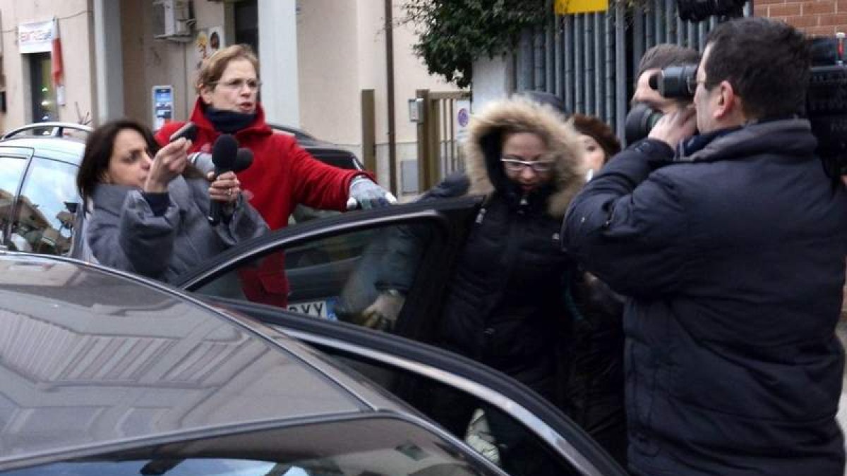 La joven moldava Domnica Cemortan, en una foto de archivo al salir de la comisaría de Grosseto, en Italia.
