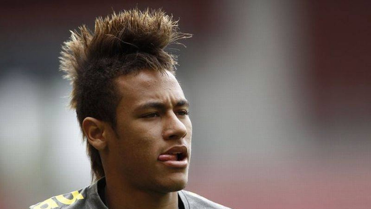 Neymar calienta antes de un encuentro de Brasil ante Alemania en Stuttgart.