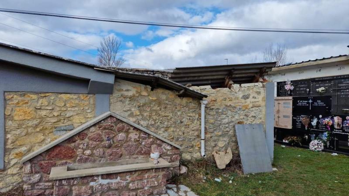 Estado de abandono en el cementerio de Cistierna. DL