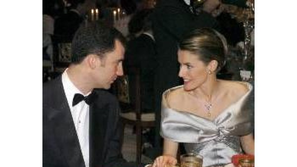 Felipe y Letizia, durante la cena de gala ofrecida ayer en el Palacio del Pardo