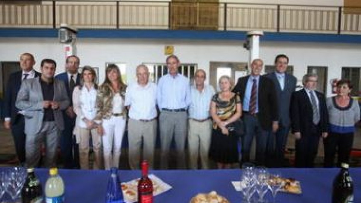 Los ediles leoneses posan con los jubilados del Servicio de Obras.