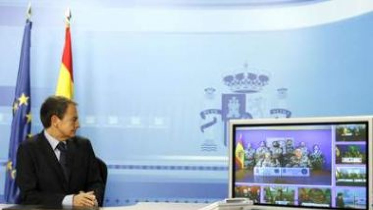 Zapatero conversa con la misión española en Herat, durante una videoconferencia.