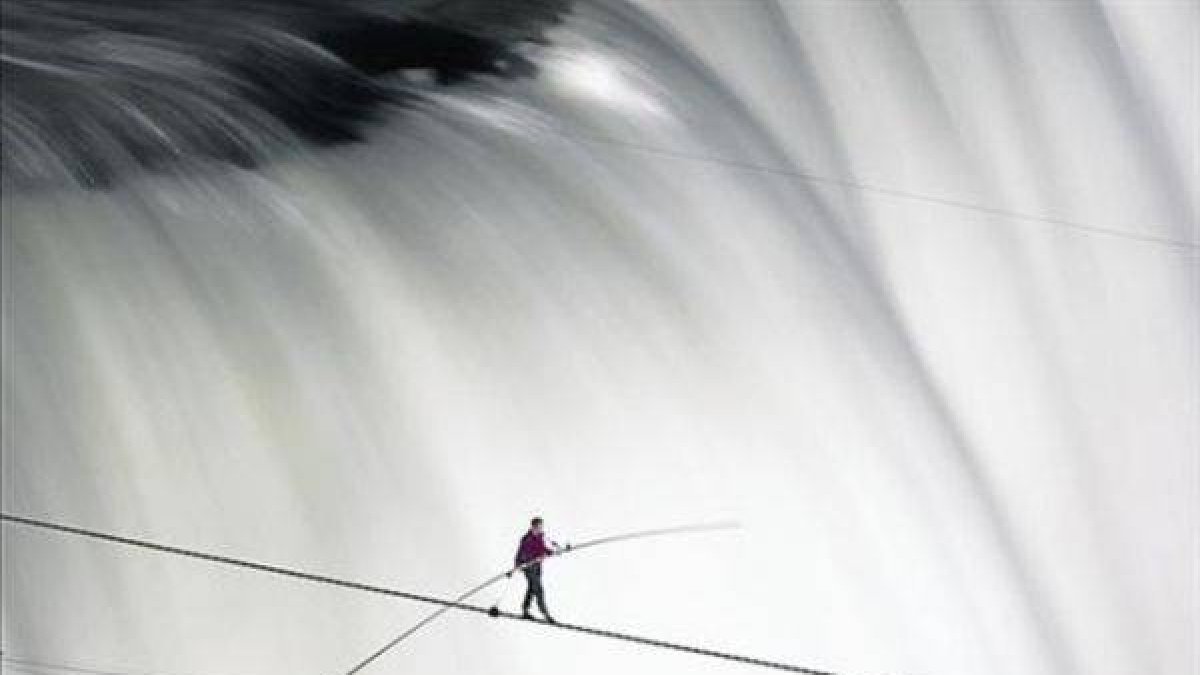 Nik Wallenda, en su 'travesía' sobre las cataratas del Niágara, en el 2012..