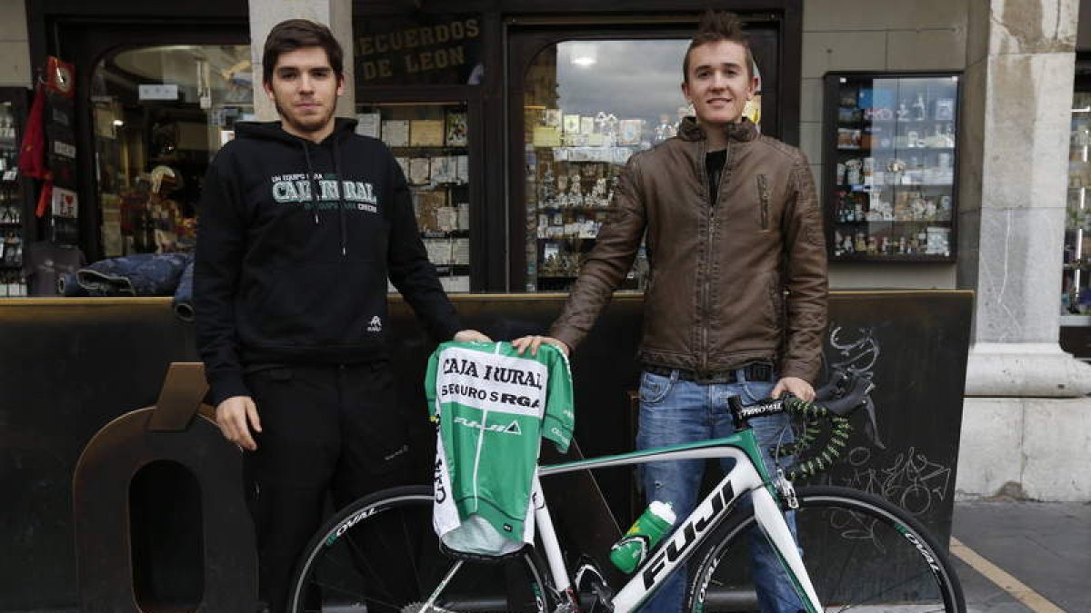 Miguel Ángel y Pablo con el maillot del Caja Rural, escuadra en al que militan el primero como profesional y el segundo como sub-23. RAMIRO