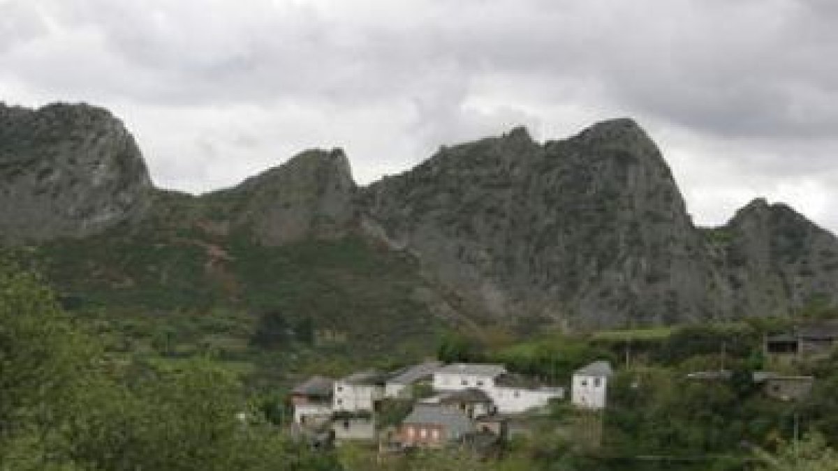 El pueblo berciano de Cabarcos, con La Lastra al fondo.
