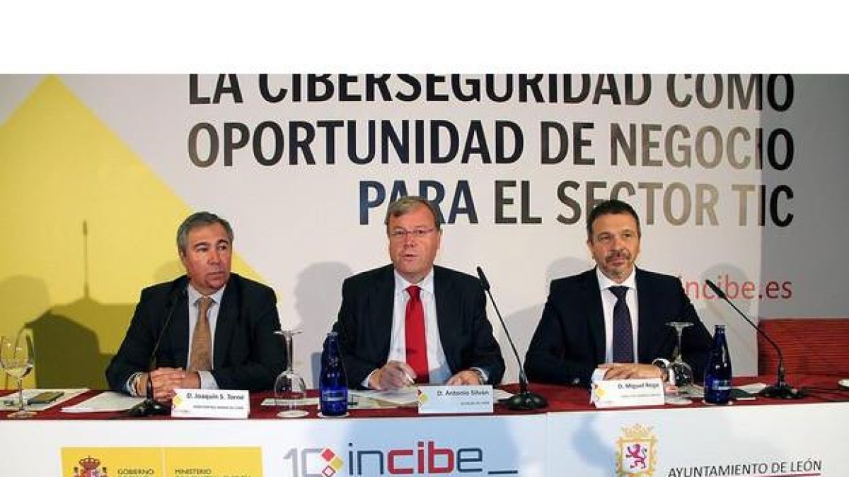 El director de Diario de León, Joaquín S. Torné, el alcalde de León, Antonio Silván, y el director del Incibe, Miguel Rego