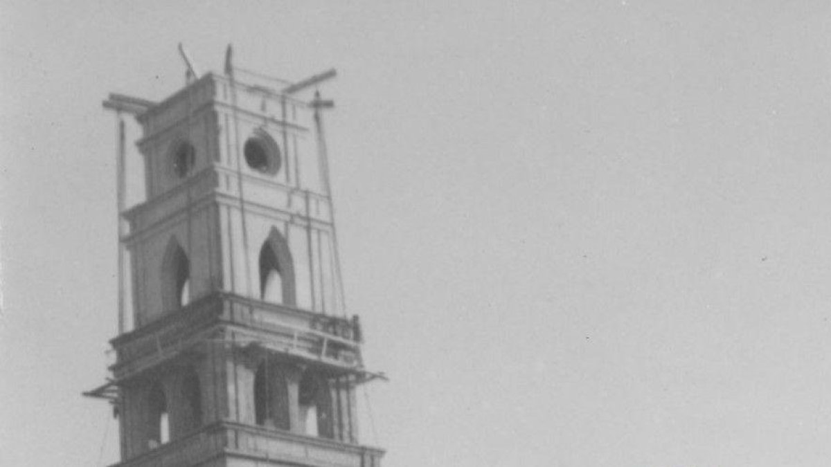 La última serie de imágenes de la Ponferrada de la Ciudad del Dólar ha tenido más de 30.000 visualizaciones en las redes sociales de la Biblioteca Municipal. En la nueva tanda, destaca una imagen de la construcción del campanario de la iglesia de San Ignacio a finales de los años cuarenta.