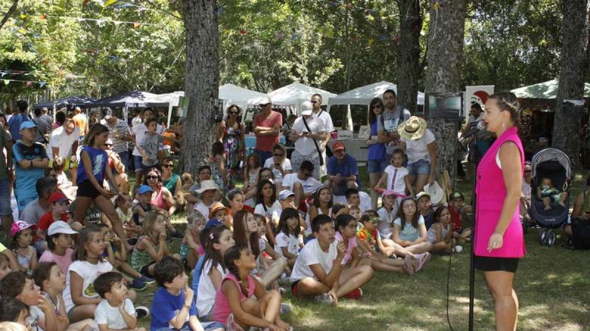Los niños disfrutan con una actuación de magia. El grupo leonés Cosmética abrió las actuaciones musicales de festilánea. CAMPOS