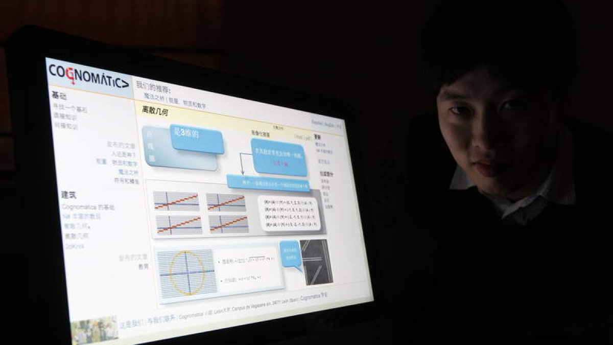El ingeniero Fu Jia, ex alumno de la Universidad de León, maneja la plataforma que él mismo ha diseñado.