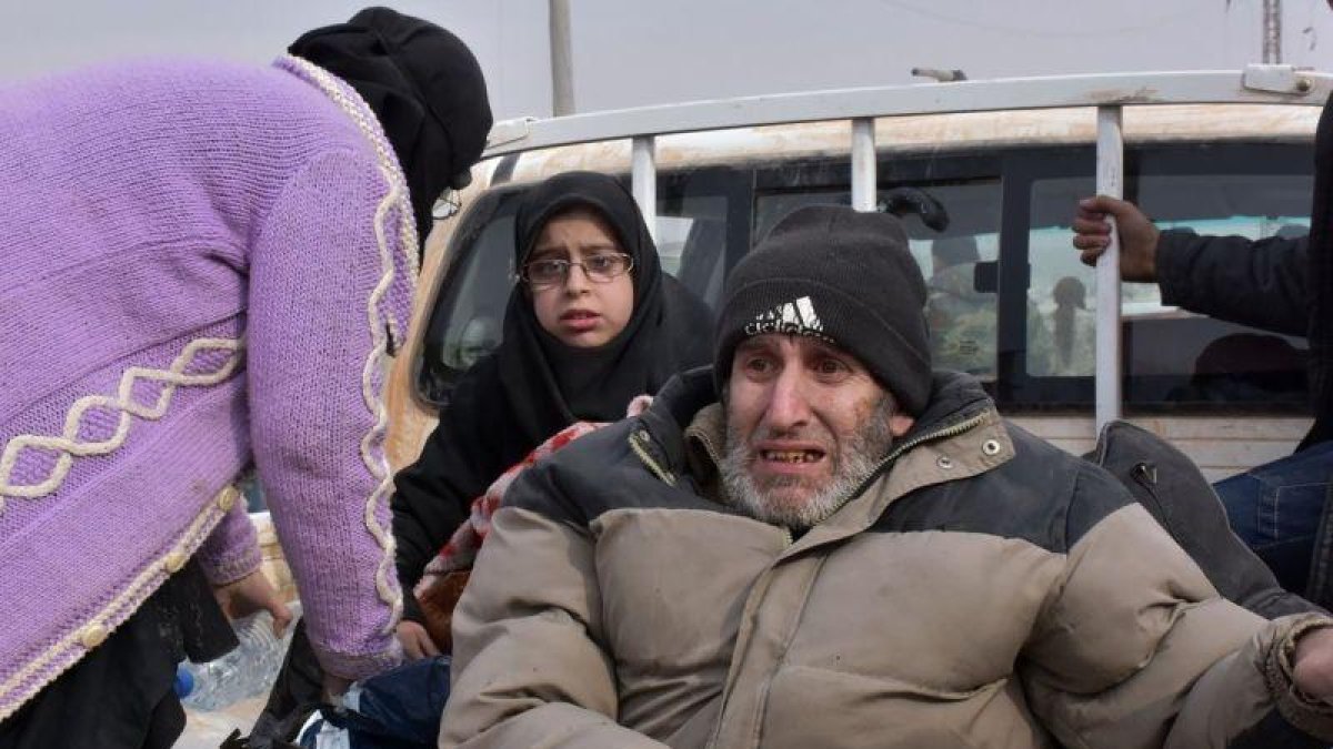 Familias sirias huyen de Alepo.