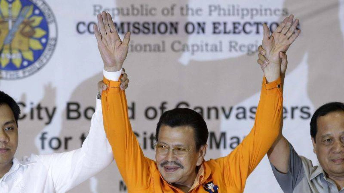 El expresidente Joseph Estrada celebra la victoria en las elecciones a la alcaldía de Manila.